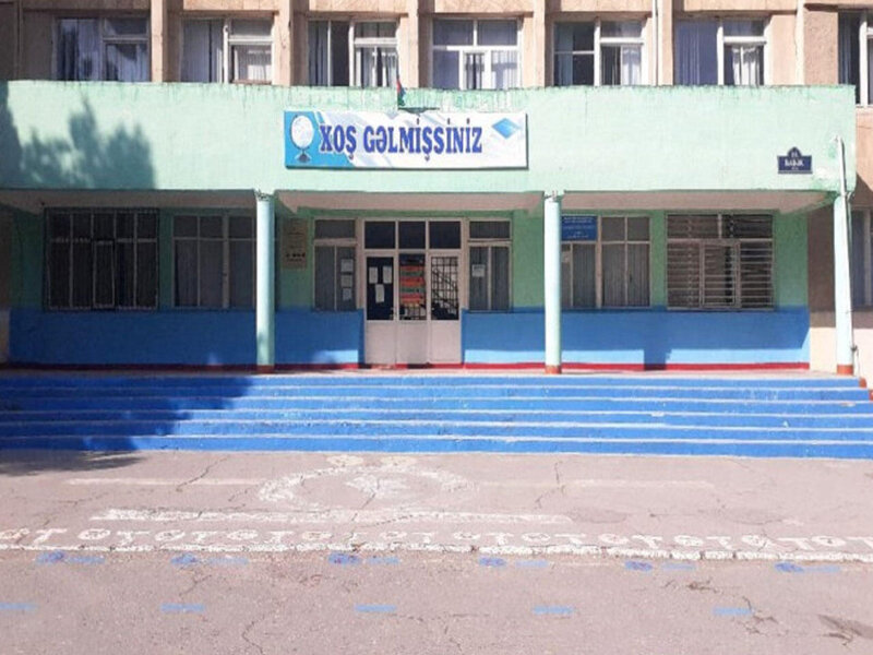 Daha bir məktəbdə rəzalət: azyaşlıları ayaqyoluna salıb