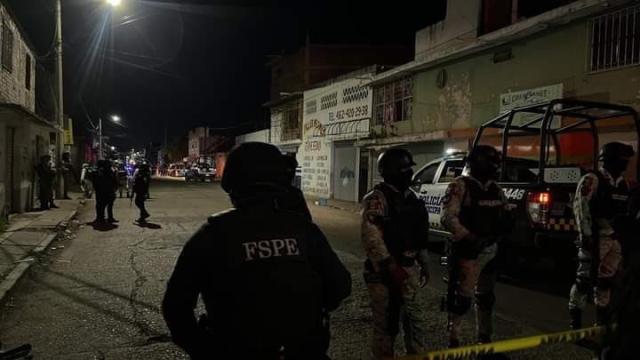 Silahlı şəxslər bara hücum etdi: 12 nəfər ölü