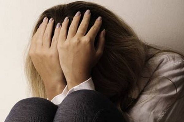 Azərbaycanda ər arvadını bıçaqladı