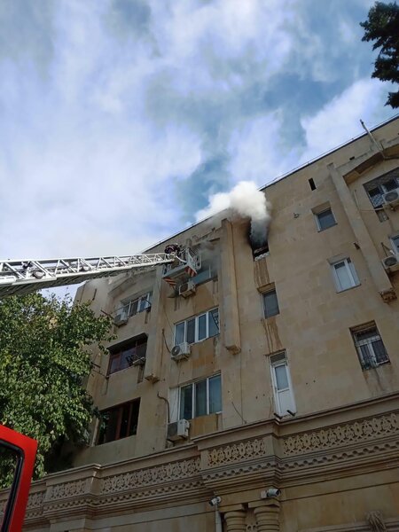 Bakıda yaşayış binasında yanğın - FOTO