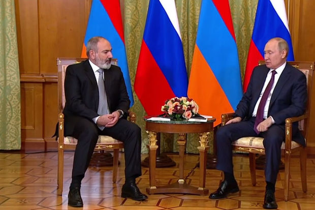 Putin Paşinyanla görüşdə: 