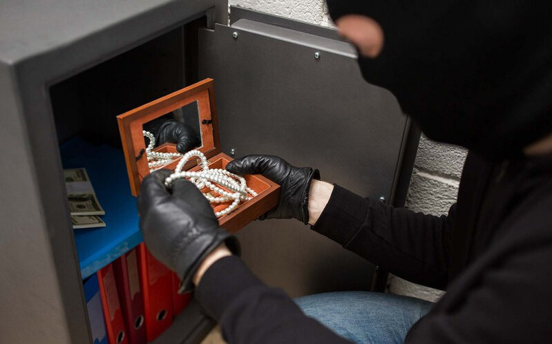 Nəvə babasının evindən 8500 manatlıq oğurluq etdi