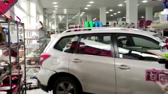 Azərbaycanda qadın sürücü mağazaya maşınla girdi - FOTO - VİDEO