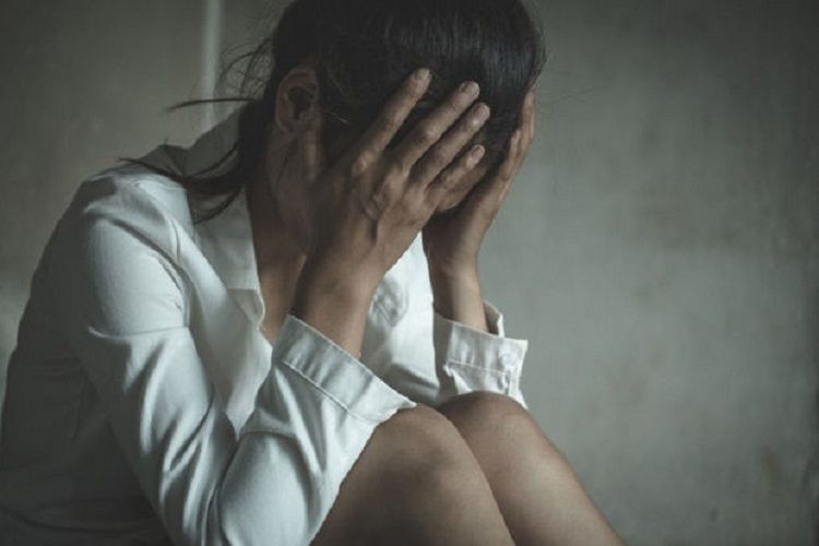 Azərbaycanda vəzifəli şəxs kabinetdə qadını cinsi istismara məruz qoydu