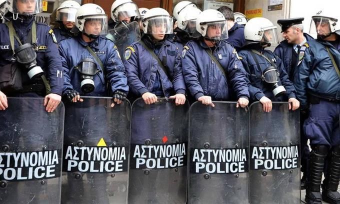 Yunanıstanda polis yeniyetməni öldürdü: Etirazlar başladı