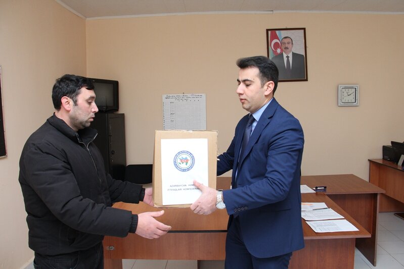 Naftalanda bayram münasibətilə ailələrə sovqatlar paylanılıb - FOTO