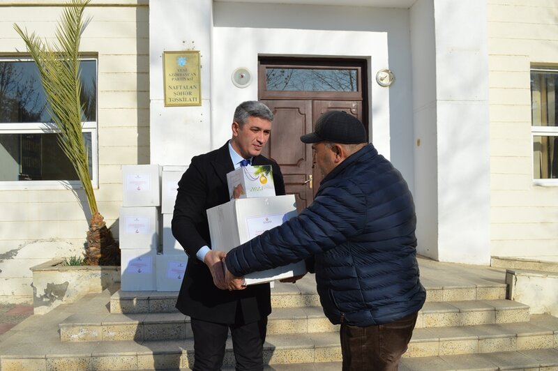 Naftalanda bayram münasibətilə ailələrə sovqatlar paylanılıb - FOTO