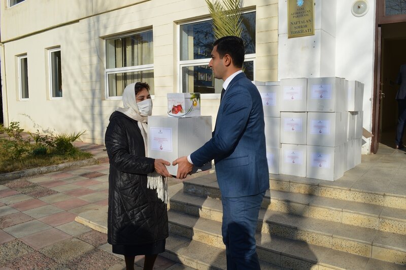 Naftalanda bayram münasibətilə ailələrə sovqatlar paylanılıb - FOTO