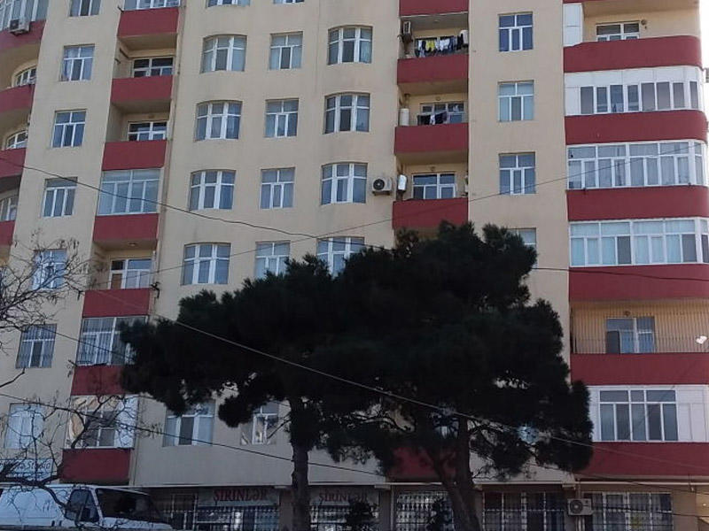Bakıda evli gəlinlə tutulan oğlan özünü binadan atdı