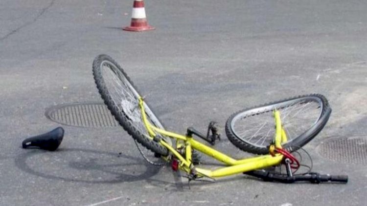 Avtomobil velosiped sürən iki nəfəri vurdu: Biri öldü