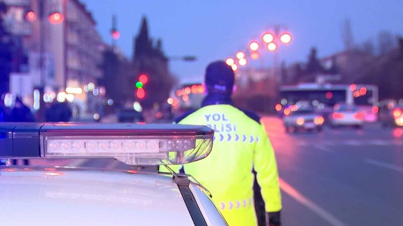 Şabranda yol polisini avtomobil vurub