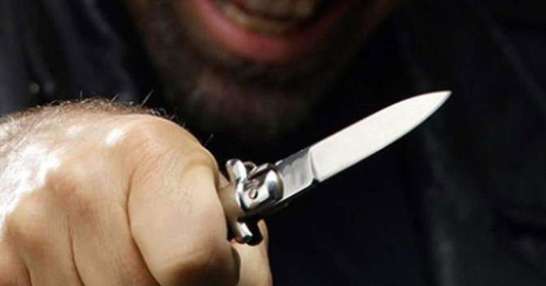 Gədəbəydə həyat yoldaşını bıçaqlamaq istəyən kişi iki oğlunu xəstəxanalıq edib