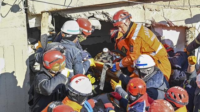 Azərbaycanlı mütəxəssis müasir cihazı ilə 14 nəfəri dağıntılar altından çıxarıb