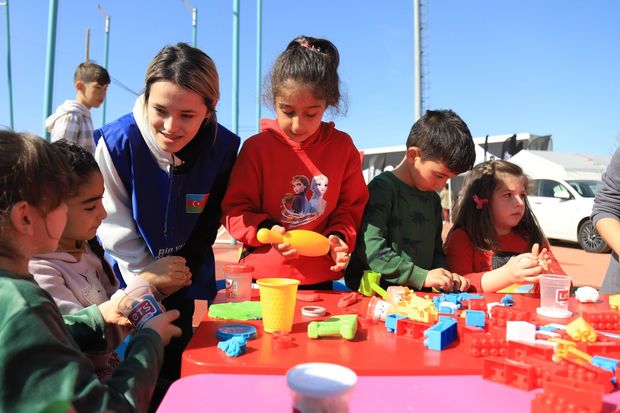 Zəlzələdən zərər çəkən uşaqların sevimli dostları - Azərbaycan könüllüləri