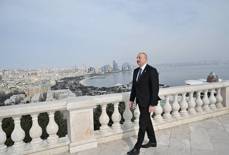 Prezident qonaqlarla Dağüstü parkda - FOTOLAR