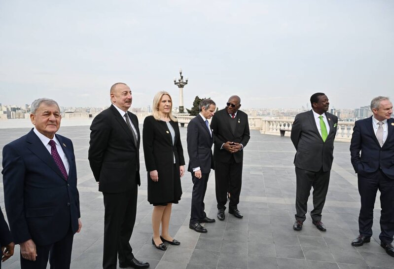 Prezident qonaqlarla Dağüstü parkda - FOTOLAR