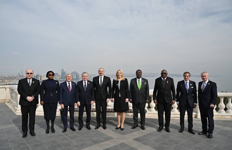 Prezident qonaqlarla Dağüstü parkda - FOTOLAR