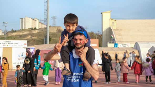 Azərbaycan könüllüləri Türkiyədə zərərçəkən uşaqlara xidmət etməyə davam edirlər - FOTO