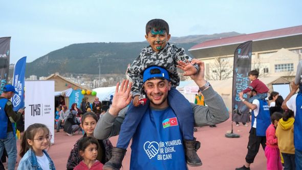 Azərbaycan könüllüləri Türkiyədə zərərçəkən uşaqlara xidmət etməyə davam edirlər - FOTO