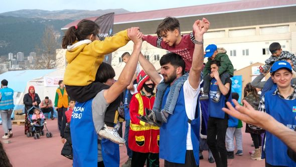 Azərbaycan könüllüləri Türkiyədə zərərçəkən uşaqlara xidmət etməyə davam edirlər - FOTO