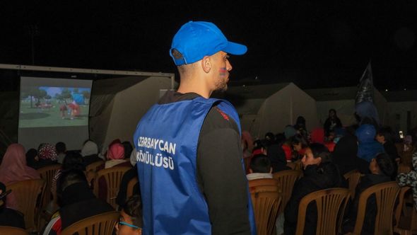 Azərbaycan könüllüləri Türkiyədə zərərçəkən uşaqlara xidmət etməyə davam edirlər - FOTO