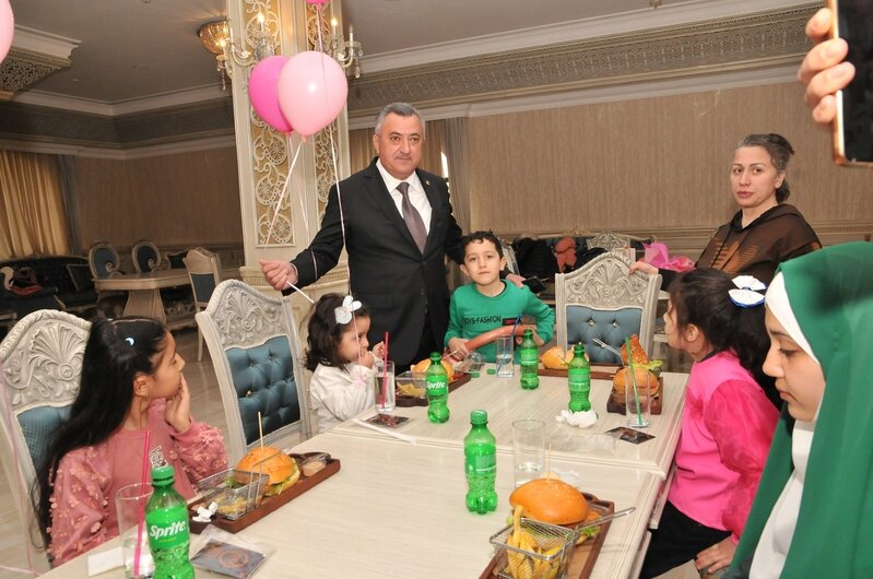 Abşeronda şəhid ailələrinin xanım üzvləri 8 Mart münasibətilə təbrik edildi - Fotolar
