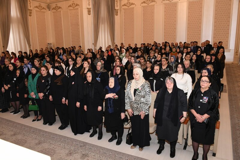 Abşeronda şəhid ailələrinin xanım üzvləri 8 Mart münasibətilə təbrik edildi - Fotolar