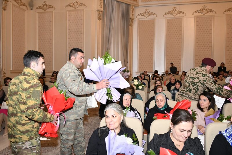 Abşeronda şəhid ailələrinin xanım üzvləri 8 Mart münasibətilə təbrik edildi - Fotolar