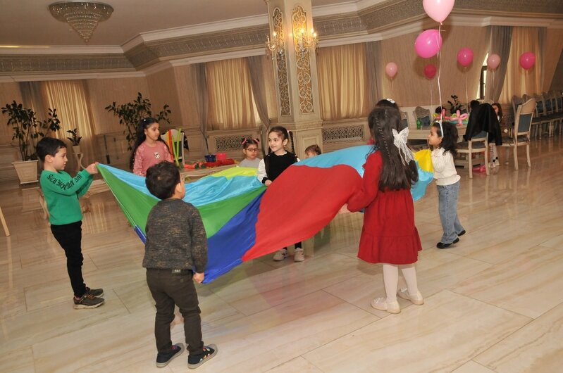 Abşeronda şəhid ailələrinin xanım üzvləri 8 Mart münasibətilə təbrik edildi - Fotolar