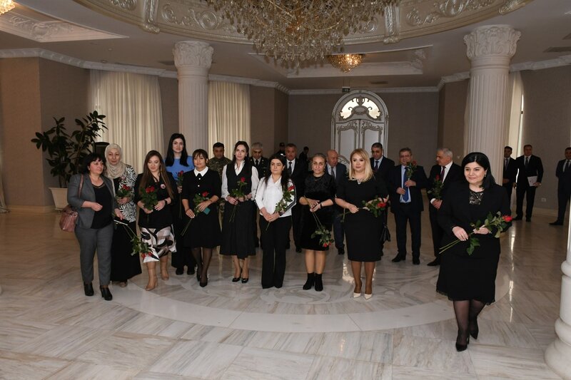 Abşeronda şəhid ailələrinin xanım üzvləri 8 Mart münasibətilə təbrik edildi - Fotolar
