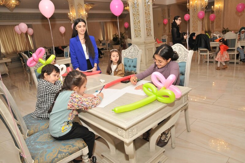Abşeronda şəhid ailələrinin xanım üzvləri 8 Mart münasibətilə təbrik edildi - Fotolar