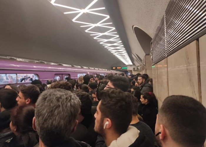 Metroda dava: 34 yaşlı kişi döyüldü