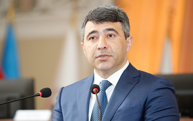 Samir Nuriyev İnam Kərimovu kollektivə təqdim etdi