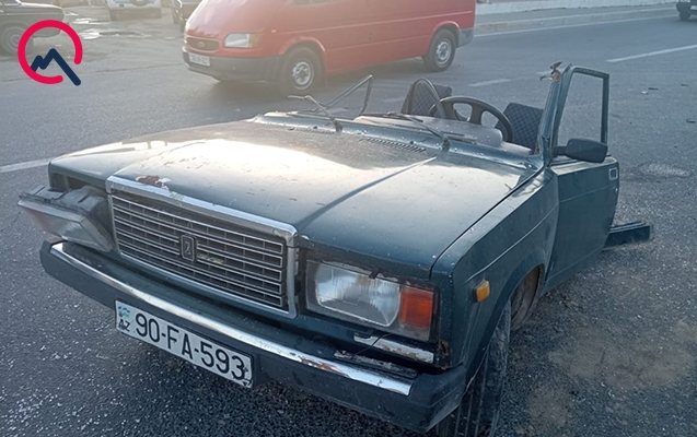 Bakıda maşın qəza zamanı iki hissəyə bölündü - FOTO