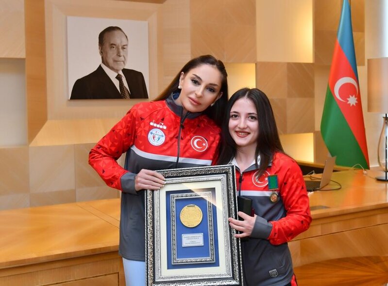 Türk idmançıdan İlham Əliyevə anlamlı hədiyyə - FOTO