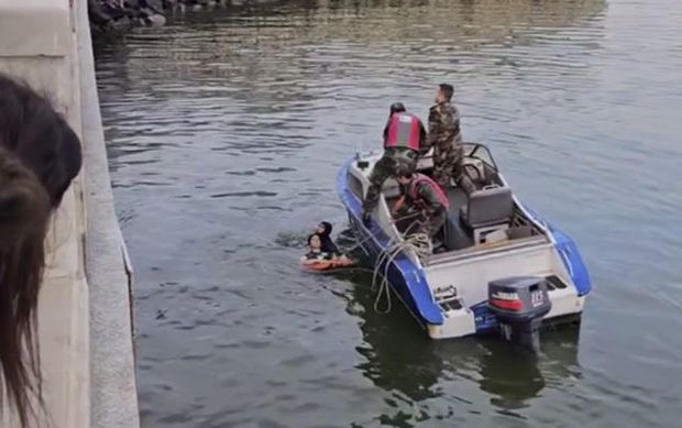 Bulvarda qadın azyaşlı uşaqla birgə özünü dənizə atdı