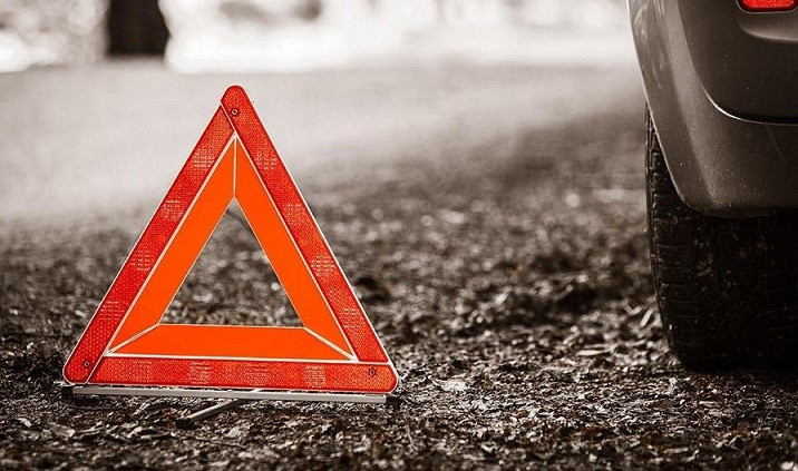 Sabirabadda avtomobil elektrik dirəyinə çırpılıb, xəsarət alanlar var