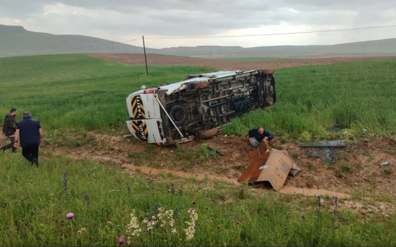 Türkiyədə mikroavtobus qəzaya uğradı, 13 nəfər xəsarət aldı