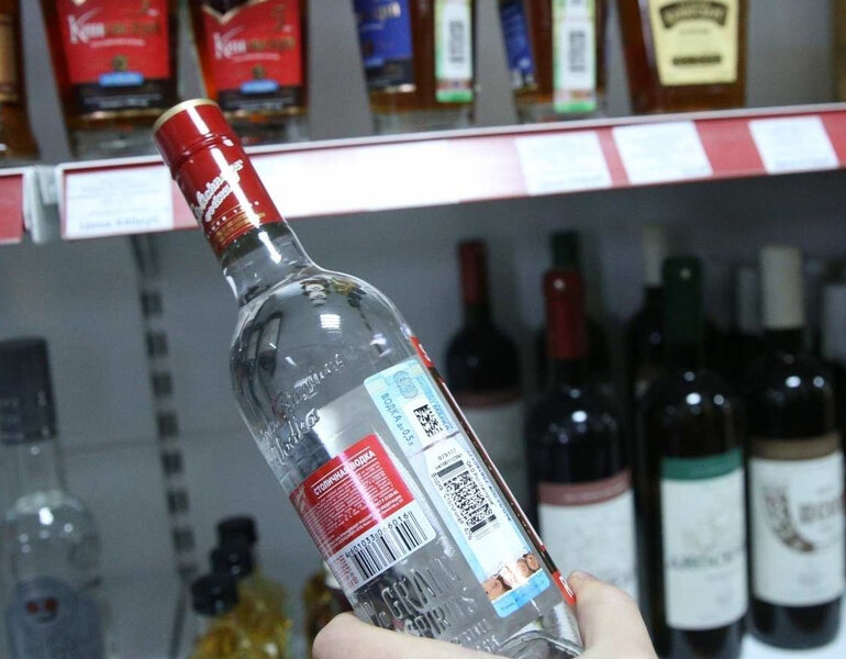 Bakıda marketə gələn şəxs 9 min manatlıq spirtli içkiləri sındırdı