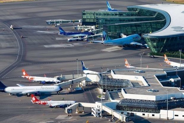 Bakı aeroportunun vağzalyanı meydanında minik avtomobili yanıb