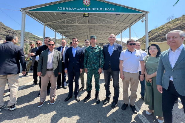 Hikmət Hacıyev diplomatik korpus üzvləri ilə birlikdə 