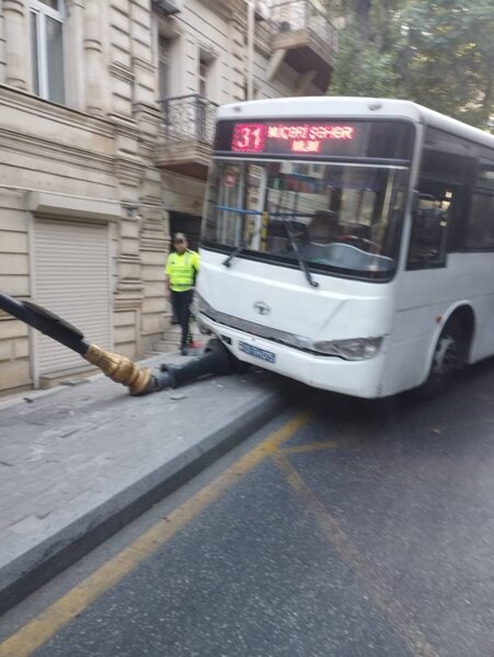 Bakıda sərnişin avtobusu işıq dirəyinə çırpıldı - FOTO