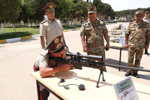 Qırğızıstanın müdafiə naziri Azərbaycanda komando hərbi hissəsində olub - FOTO