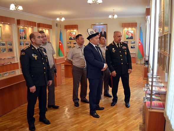 Qırğızıstanın müdafiə naziri Azərbaycanda komando hərbi hissəsində olub - FOTO