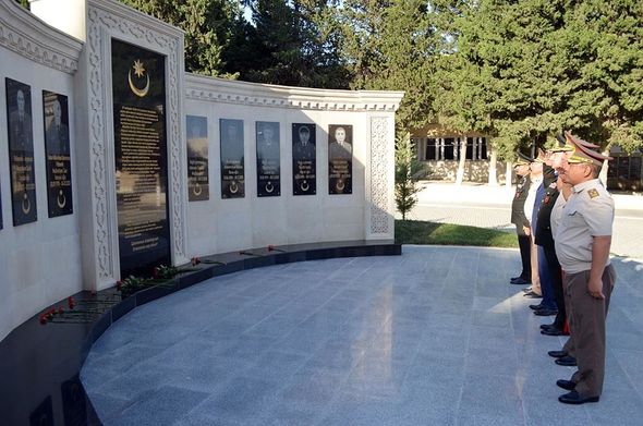 Qırğızıstanın müdafiə naziri Azərbaycanda komando hərbi hissəsində olub - FOTO