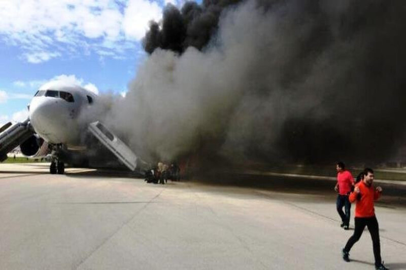 Finladiyada aviaşou zamanı təyyarə yerə çırpıldı