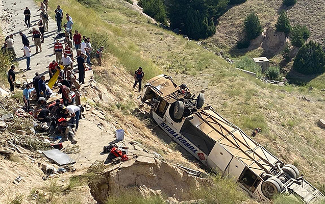 Türkiyədə sərnişin avtobusu dərədən aşdı - 7 ölü, 22 yaralı / YENİLƏNİB