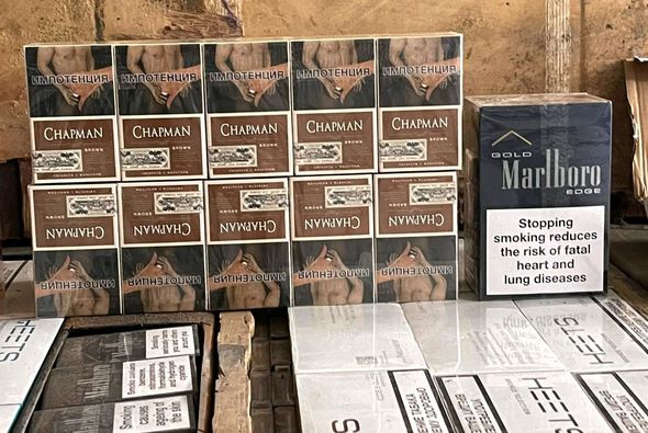 Rusiyadan gələn Azərbaycan vətəndaşı gömrükdən siqaretləri gizlətməyə çalışdı - FOTO