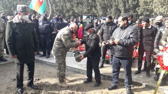 Murovdağ döyüşlərində itkin düşən şəhidimiz Kürdəmirdə dəfn olundu - FOTO