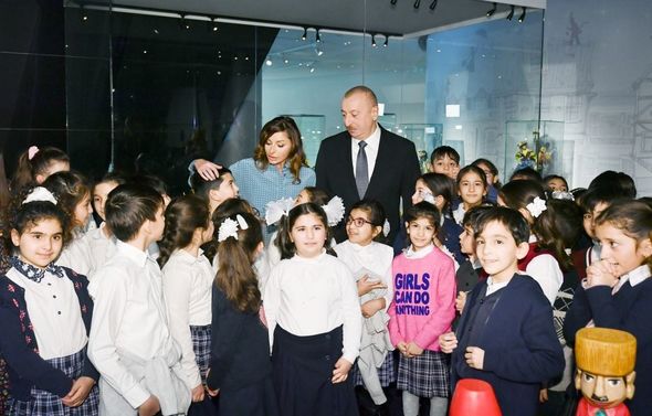 İlham Əliyev və Mehriban Əliyeva Heydər Əliyev Mərkəzində təşkil edilən sərgilərdə - FOTO